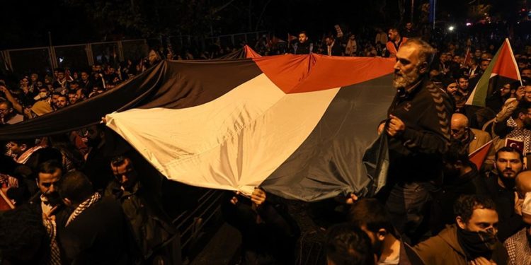 İsrail'in Gazze'ye saldırıları ABD'nin İstanbul Başkonsolosluğu önünde protesto edildi