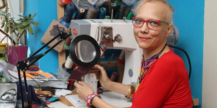 Şeker hastalığı nedeniyle ayaklarını geç iyileşen yaralardan korumak için “vurmayan ayakkabı” üretiyor