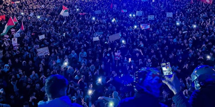 Paris'te Filistin'e destek gösterisi düzenlendi