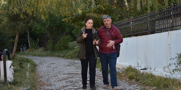 Hakkarili fedakar abla engelli kardeşine hem annelik hem babalık yapıyor