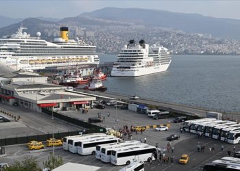 İzmir Limanı'na yanaşan iki kruvaziyerle turist hareketliliği yaşandı