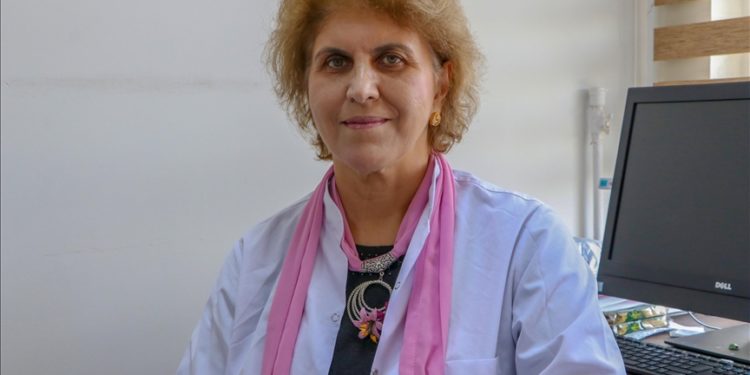 Kansere yol açan genetik mutasyon taşıyanlara memesini aldırması öneriliyor