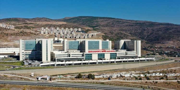 İzmir Şehir Hastanesi hasta kabulüne başladı