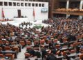 Meclis’te, emeklilere 5 bin lira ödenmesine ilişkin düzenlemeyi de içeren teklifin görüşmelerine devam edilecek
