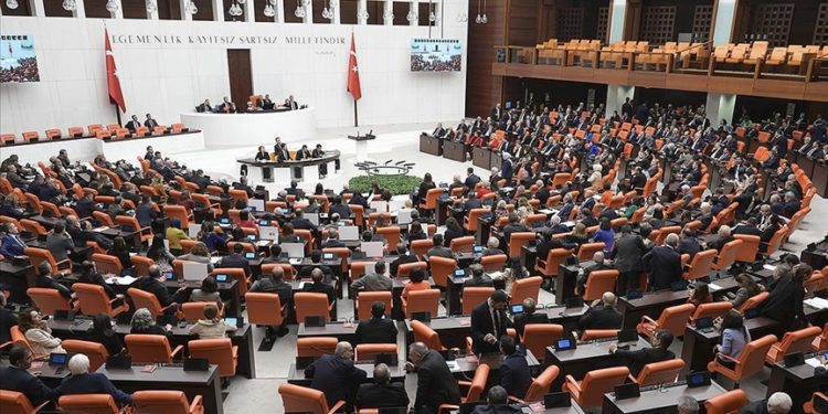 Meclis’te, emeklilere 5 bin lira ödenmesine ilişkin düzenlemeyi de içeren teklifin görüşmelerine devam edilecek