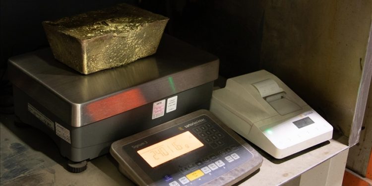 Altının ons fiyatı son 7 ayın en güçlü haftalık yükselişine hazırlanıyor