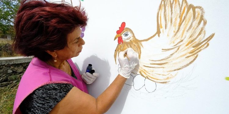 Duvarları tuval yapan kadın, yerleştiği köyü rengarenk süsledi