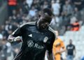 Beşiktaş’ın stoperi Colley, golcü Aboubakar ile hücum çalışıyor