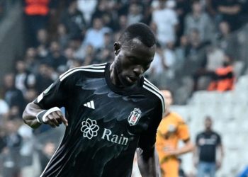 Beşiktaş’ın stoperi Colley, golcü Aboubakar ile hücum çalışıyor