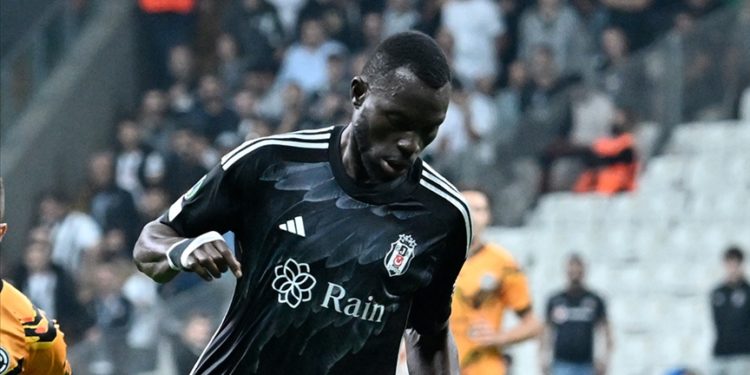 Beşiktaş’ın stoperi Colley, golcü Aboubakar ile hücum çalışıyor