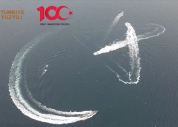 Kırklarelili balıkçılar tekneleriyle "ay yıldız ile 100. yıl" koreografisi yaptı