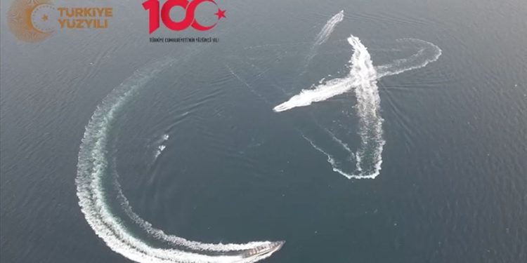 Kırklarelili balıkçılar tekneleriyle "ay yıldız ile 100. yıl" koreografisi yaptı