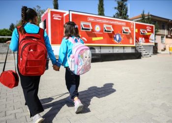 MediaMarkt’in gezici eğitim tırları depremzede öğrencileri teknoloji, bilim ve sanatla buluşturuyor