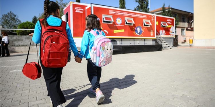 MediaMarkt’in gezici eğitim tırları depremzede öğrencileri teknoloji, bilim ve sanatla buluşturuyor