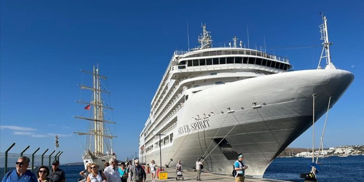 Bahamalar bayraklı yolcu gemisi Silver Spirit Bodrum'u ziyaret etti