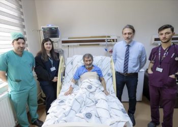 Kars’ta darbedilmesi sonrasında kalp rahatsızlığı tespit edilen hekim ameliyatla sağlığına kavuştu