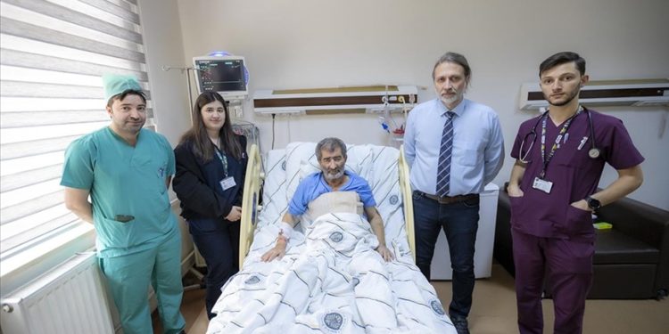 Kars’ta darbedilmesi sonrasında kalp rahatsızlığı tespit edilen hekim ameliyatla sağlığına kavuştu