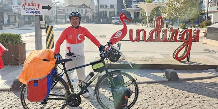 Şehit Gördesli Makbule Efe anısına İzmir'den Sındırgı'ya pedal çevirdi