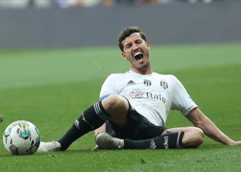 Beşiktaşlı futbolcu Salih Uçan'ın sağ uyluğunda gerilme ve ödem tespit edildi
