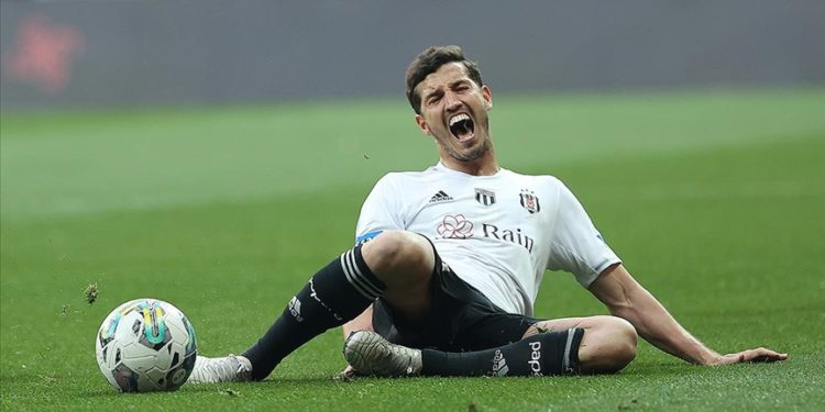 Beşiktaşlı futbolcu Salih Uçan'ın sağ uyluğunda gerilme ve ödem tespit edildi