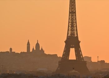 Eyfel Kulesi'nin çevresindeki sokak satıcılarının krep karışımlarını kanalizasyonda muhafaza ettikleri ortaya çıktı