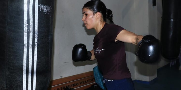 Omzundaki sakatlığı atlatan milli boksör Evin Erginoğuz: Avrupa Şampiyonası'nda altın madalya alacağıma inanıyorum