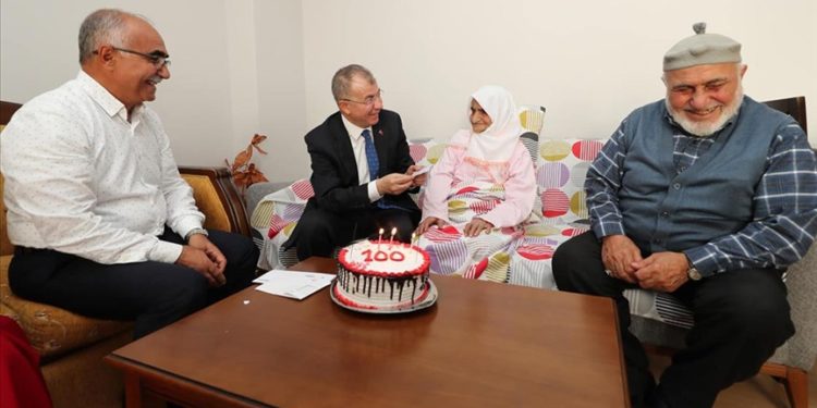 Amasya’da yaşayan 100 yaşındaki Pembe ninenin kimliği yenilendi