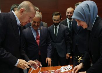 Cumhurbaşkanı Erdoğan, AK Parti 4. Olağanüstü Büyük Kongresi delege kartını teslim aldı