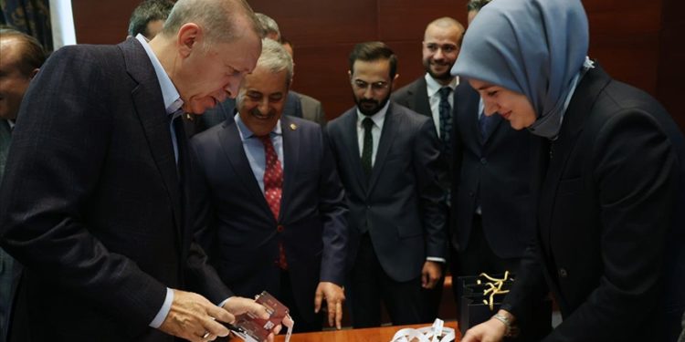 Cumhurbaşkanı Erdoğan, AK Parti 4. Olağanüstü Büyük Kongresi delege kartını teslim aldı