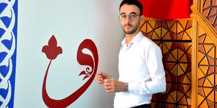 Kaligrafi öğrenen imam camilerde sanatını icra ediyor