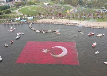 İzmit Körfezi’nde 1923 metrekarelik Türk bayrağı açıldı