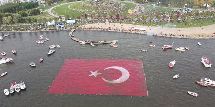 İzmit Körfezi’nde 1923 metrekarelik Türk bayrağı açıldı