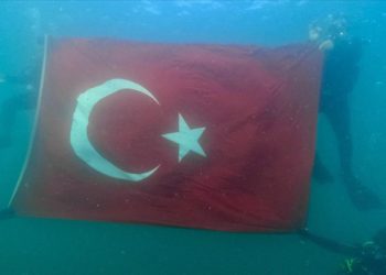 Dalgıçlar Van Gölü'nde Türk bayrağı açtı