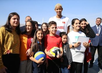 Melissa Vargas, Malatya’da depremzedelerle buluştu