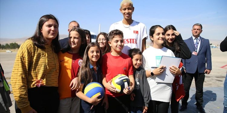 Melissa Vargas, Malatya’da depremzedelerle buluştu