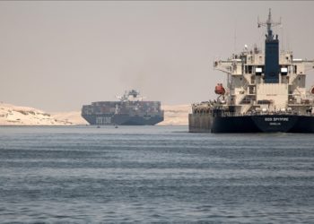 Mısır, 2024'te Süveyş Kanalı'ndan geçiş ücretini yüzde 5 ila 15 artıracak