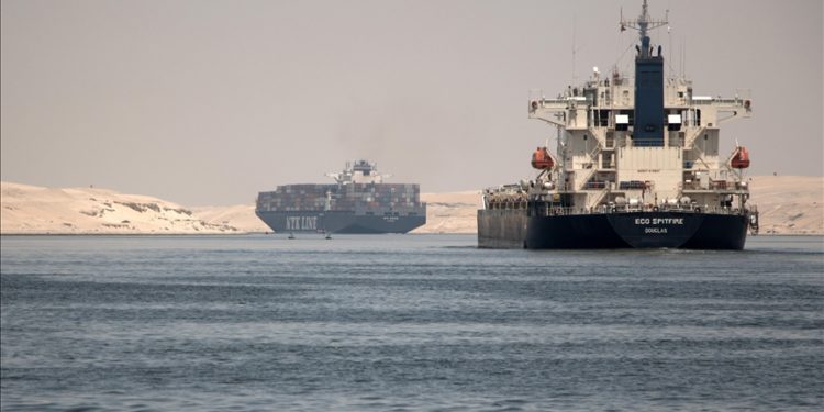 Mısır, 2024'te Süveyş Kanalı'ndan geçiş ücretini yüzde 5 ila 15 artıracak