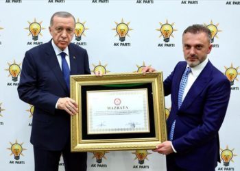 AK Parti Genel Başkanlığına yeniden seçilen Cumhurbaşkanı Erdoğan'a mazbatası takdim edildi