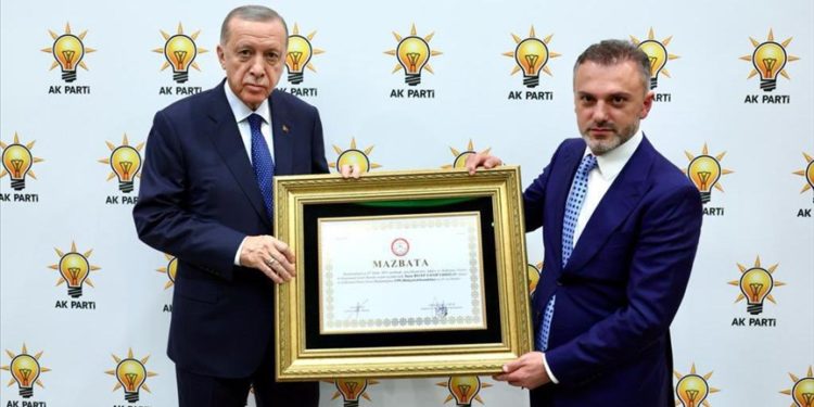 AK Parti Genel Başkanlığına yeniden seçilen Cumhurbaşkanı Erdoğan'a mazbatası takdim edildi