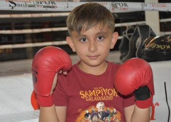 Serebral palsili küçük Anıl, hareket kabiliyetini sporla geliştiriyor