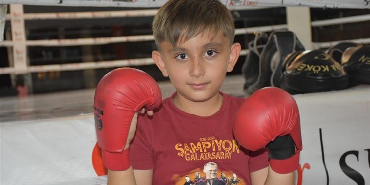 Serebral palsili küçük Anıl, hareket kabiliyetini sporla geliştiriyor