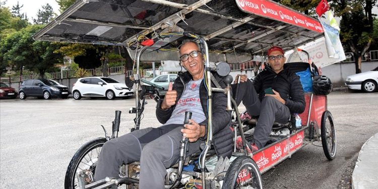 Güneş panelli bisikletle Fas’tan Dubai’ye BM İklim Değişikliği Konferansı için pedal çeviriyorlar