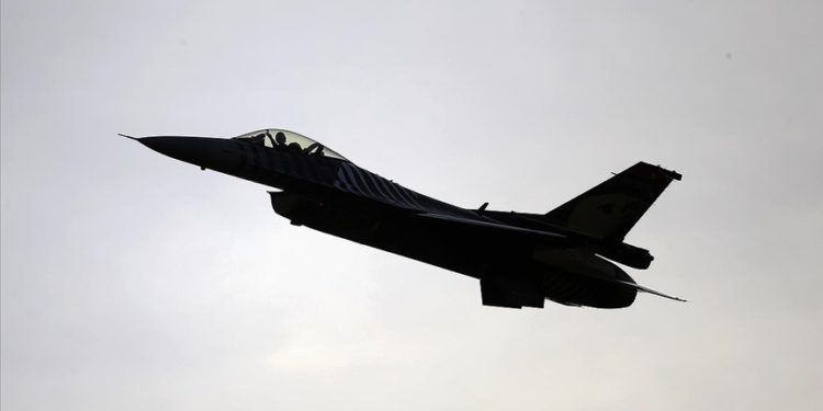 SOLOTÜRK Adana semalarında gösteri uçuşu yaptı