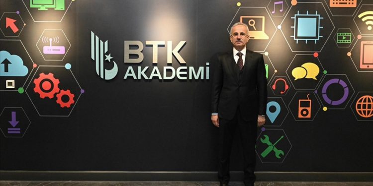 Ulaştırma ve Altyapı Bakanı Uraloğlu, BTK Akademi’yi ziyaret etti