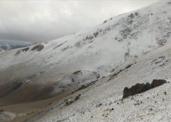 Başkale'nin yüksek kesimleri beyaza büründü