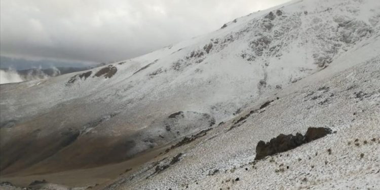 Başkale'nin yüksek kesimleri beyaza büründü