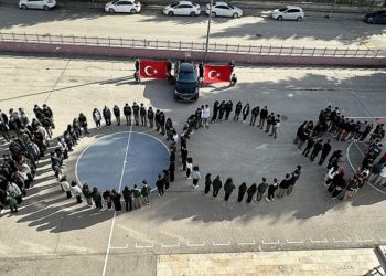 Amasya'da öğrencilerden Togg eşliğinde "100. yıl" koreografisi