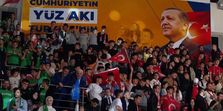 AK Parti 4. Olağanüstü Büyük Kongresi için Ankara Spor Salonu’na girişler başladı