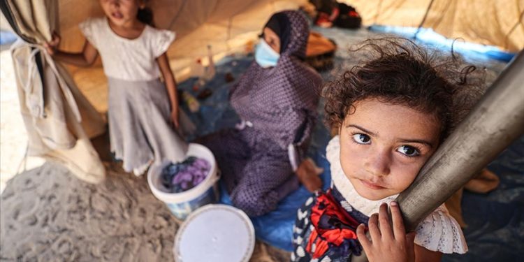 Gazzeli çocuklar temiz içme suyunun hayalini kuruyor