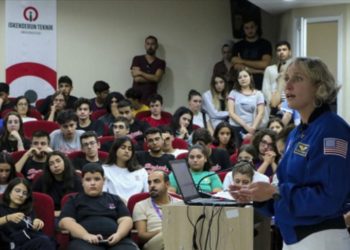 Emekli NASA astronotu Metcalf-Lindenburger, Hatay'da öğrencilerle buluştu